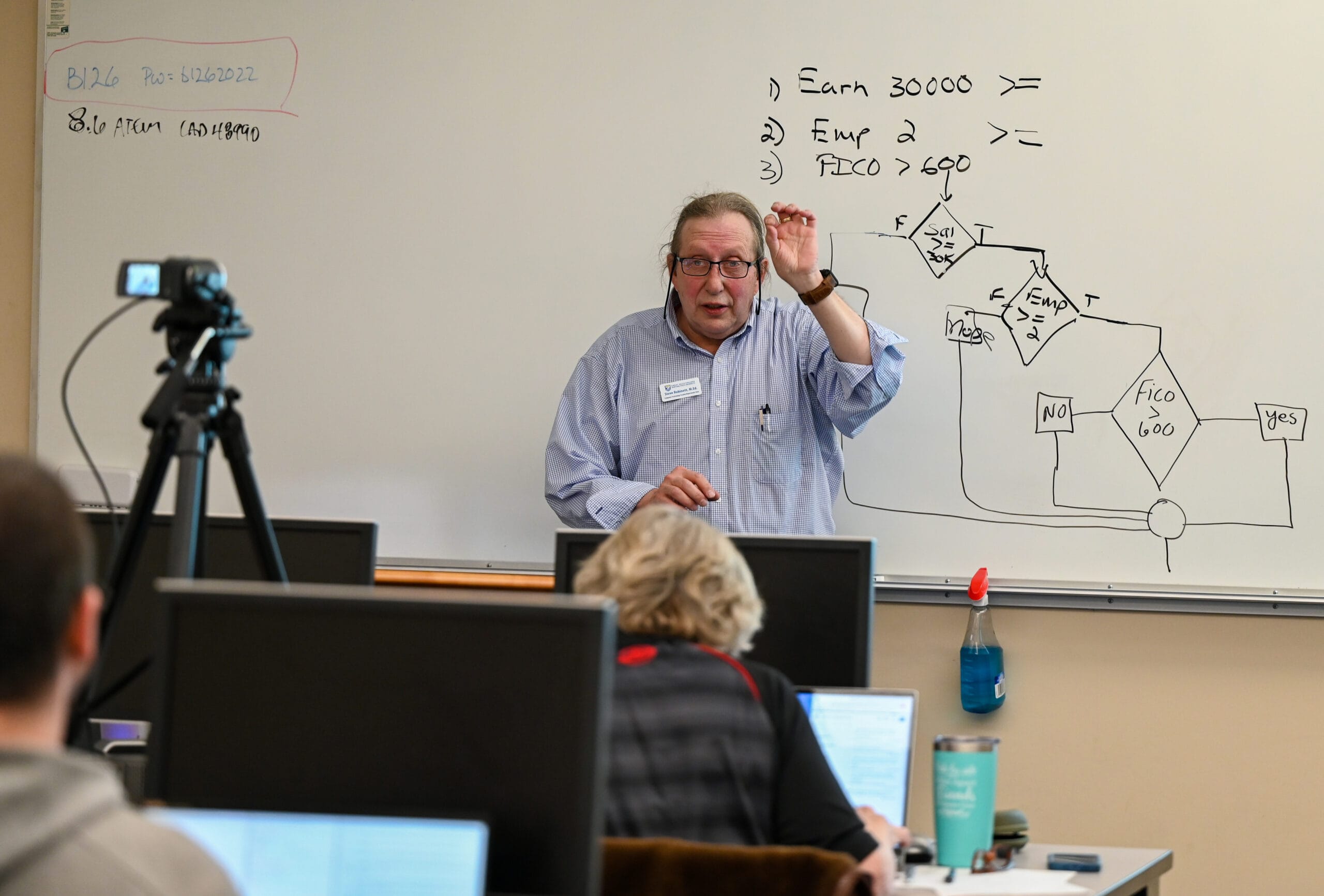 Steve Robinett lecturing to a classroom of students.